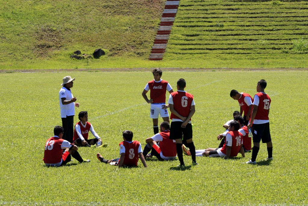 juego-amistoso-del-equipo-de-soccer-varonil_02