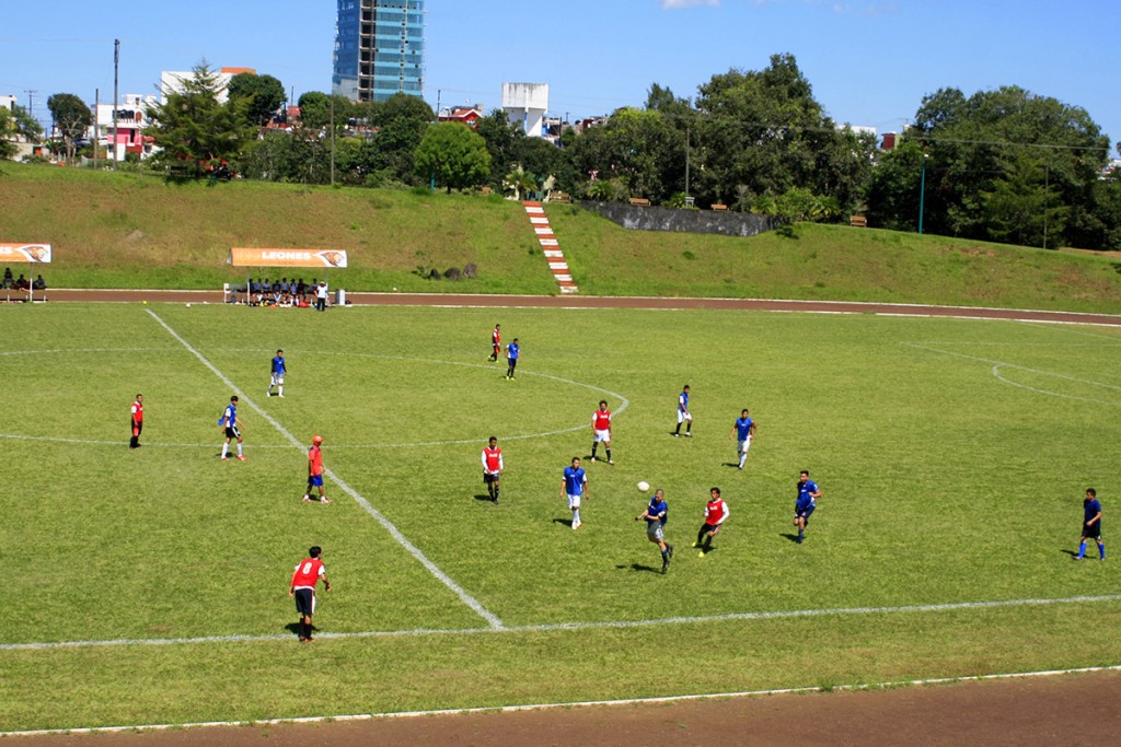 juego-amistoso-del-equipo-de-soccer-varonil_03