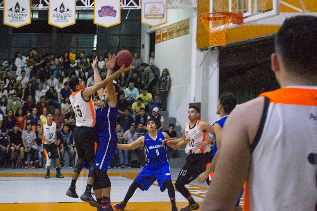 leones-arrasan-nuevamente-a-la-uv_05