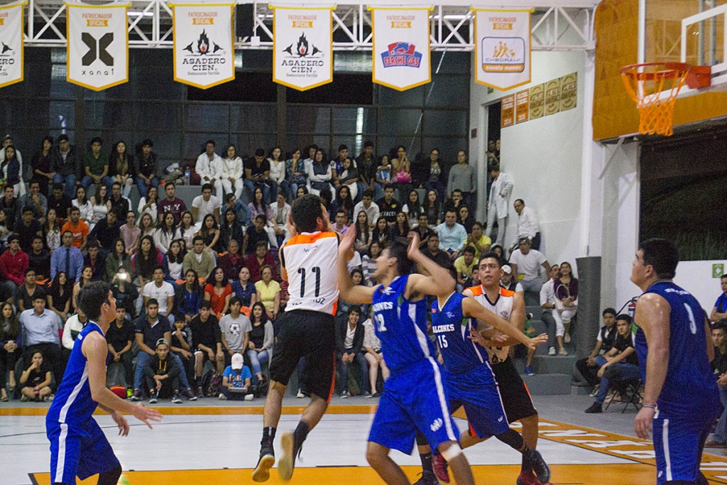 leones-arrasan-nuevamente-a-la-uv_06