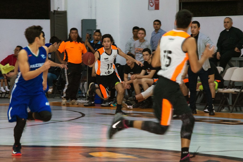 leones-arrasan-nuevamente-a-la-uv_16