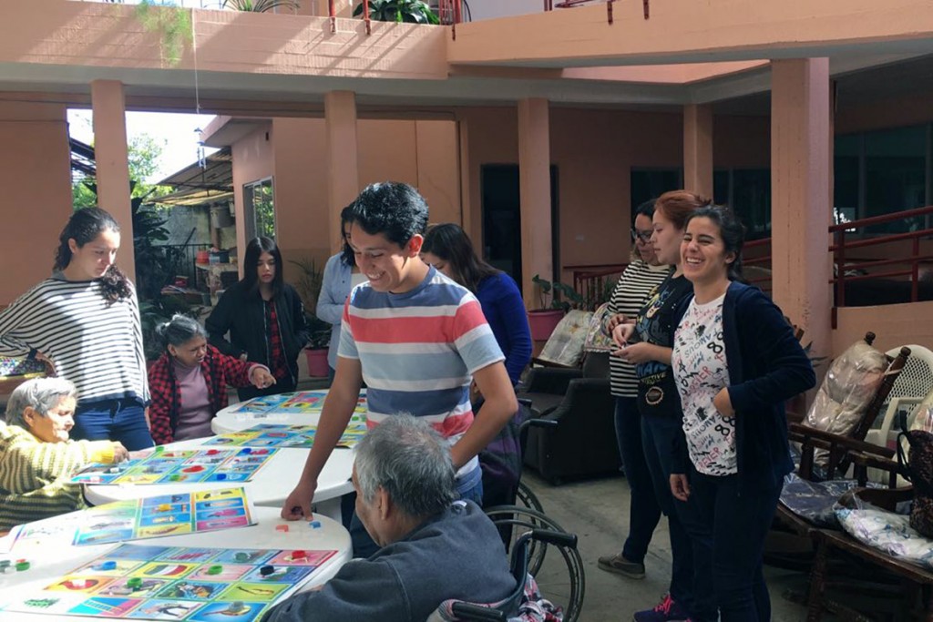 alumnos-psicologia-visitan-asilo-caritas_08